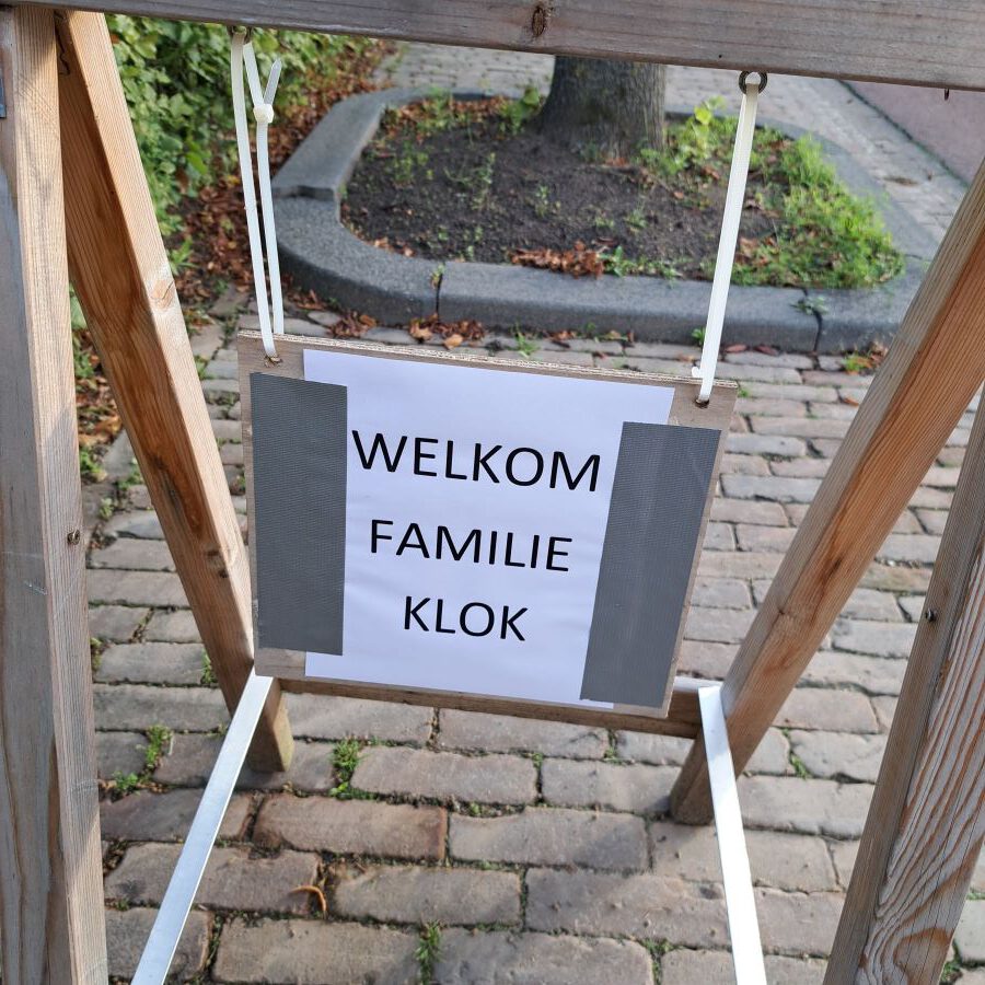 "welkom familie klok" bord bij locatie van reünie