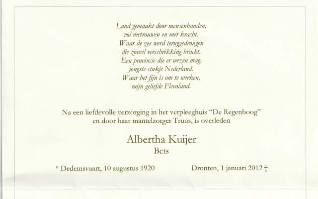 Bovenzijde rouwkaart Albertha Kuijer. Gedrukte tekst op creme papier