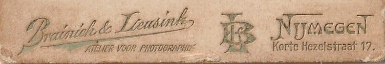 Logo van Brainich & Leusink, atelier voor photographe, Nijmegen, Korte Hezelstraat 17. Van carte de visite van Johanna Everdina Kuijer.