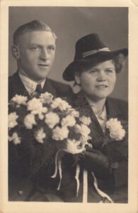 Derk Kuijer en Jantje Roelina Klok op hun trouwdag op 01-11-1944 in Avereest.